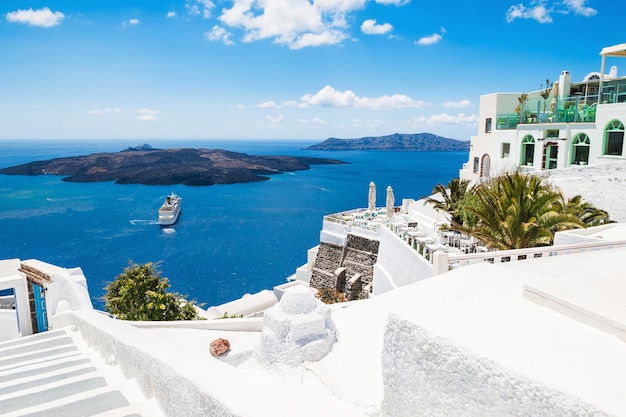 写真 ギリシャ、サントリーニ島の白い建築物。美しい夏の風景、海の景色。