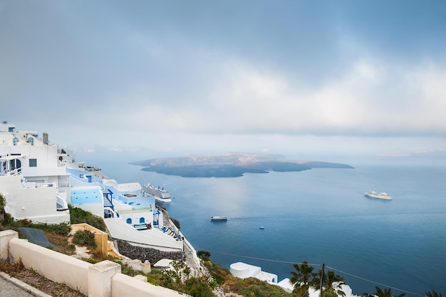 ギリシャ、サントリーニ島の白い建築物。海の見える美しい風景。霧の朝。