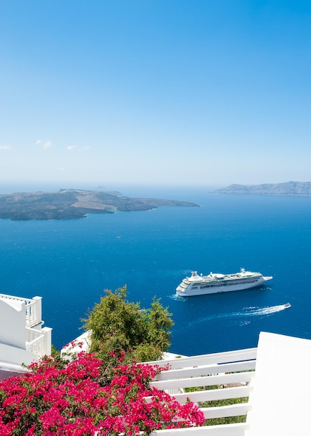 그리스 산토리니 섬의 흰색 건축물입니다. 바다가 보이는 아름다운 풍경
