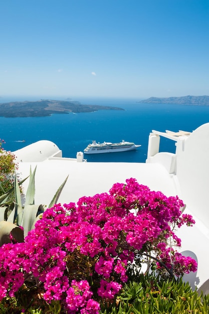 Белая архитектура на острове Санторини, Греция. Красивый пейзаж с видом на море