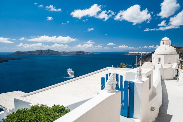 Architettura bianca sull'isola di santorini, grecia. bellissimo paesaggio con vista sul mare