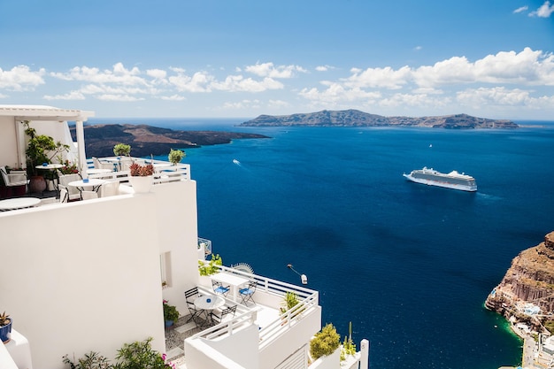 ギリシャ、サントリーニ島の白い建築物。海の見える美しい風景