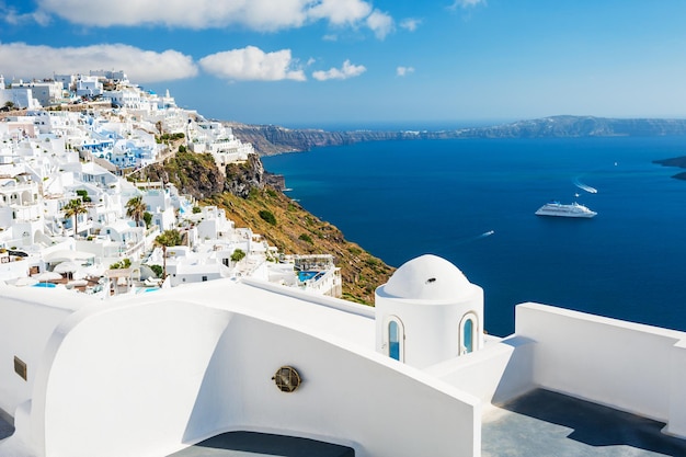Foto architettura bianca sull'isola di santorini, grecia. bellissimo paesaggio con vista sul mare