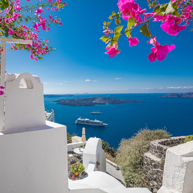 그리스 산토리니 섬의 흰색 건축물입니다. 아름다운 여름 풍경, 낭만적인 바다 전망