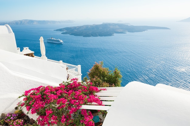 그리스 산토리니 섬의 흰색 건축물입니다. 아름다운 여름 풍경, 바다 전망.
