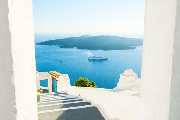 Architettura bianca sull'isola di santorini, grecia. bellissimo paesaggio estivo, vista mare.