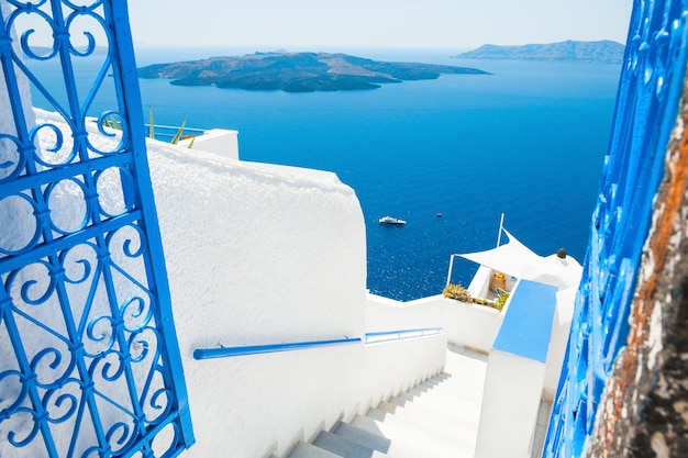 그리스 산토리니 섬의 흰색 건축물입니다. 아름다운 여름 풍경, 바다 전망.