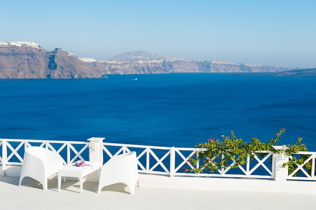 Белая архитектура на острове Санторини, Греция. Красивая терраса с видом на море.
