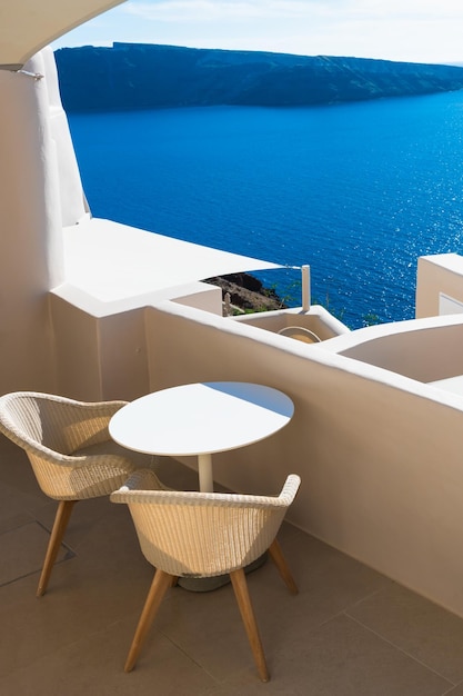 Foto architettura bianca nell'isola di santorini in grecia bella terrazza con vista sul mare