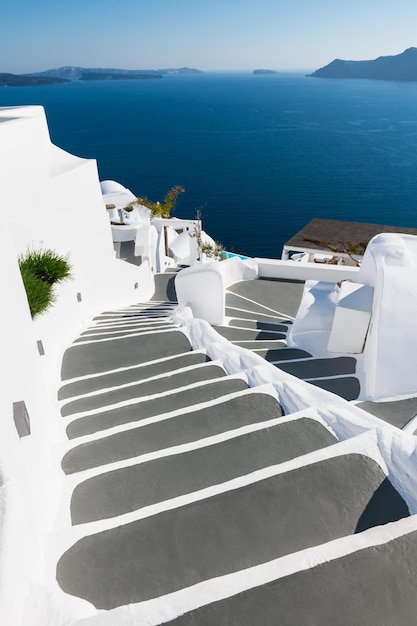 그리스 산토리니 섬의 흰색 건축물 바다로 가는 계단
