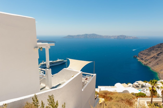 그리스 산토리니 섬의 흰색 건축물입니다. 여름 풍경, 바다 전망입니다. 유명한 여행지