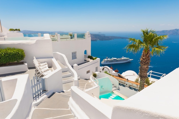 ギリシャ、サントリーニ島の白い建築物。夏の風景、海の景色。有名な旅行先