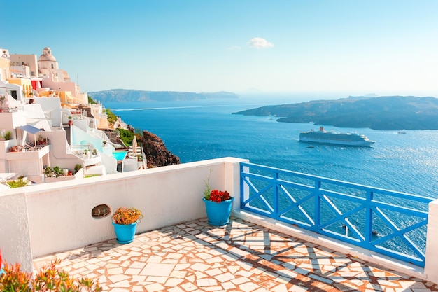 Architettura bianca sull'isola di santorini, grecia. paesaggio estivo, vista mare. viaggio e vacanza