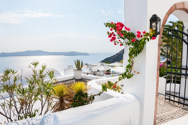 그리스 산토리니 섬의 흰색 건축물입니다. 여름 풍경, 바다 전망