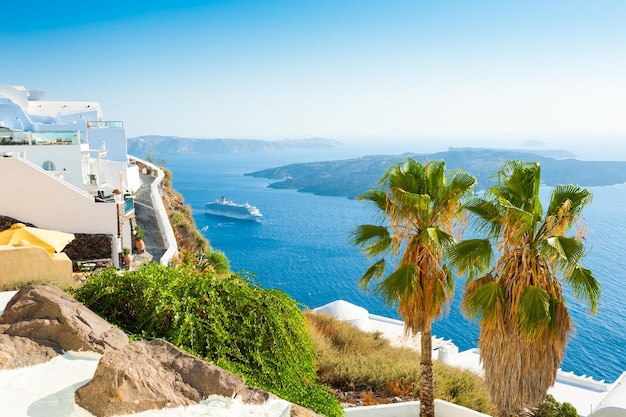그리스 산토리니 섬의 흰색 건축물입니다. 바다가 보이는 여름 풍경. 유명한 여행지