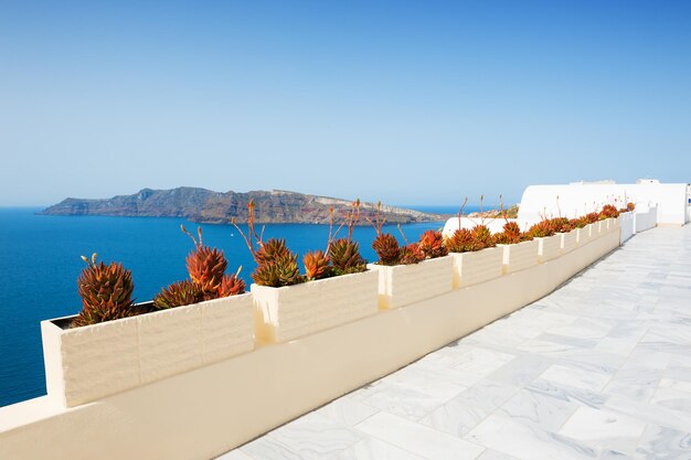 Architettura bianca sull'isola di santorini, grecia. viaggio e vacanza