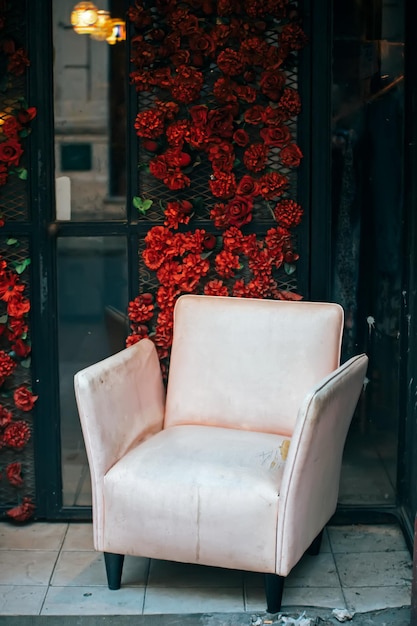 Photo white armchair with red flowers background
