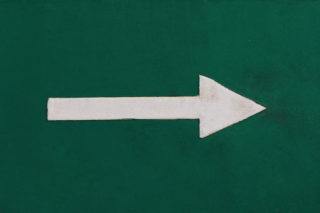 White arrow on green background indicating direction to the right.