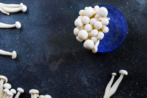 Foto funghi bianchi asiatici enoki cibo vegano crudo funghi