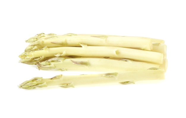 Foto asparagi bianchi isolati su sfondo bianco