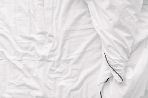 Photo white background of blanket on the bed