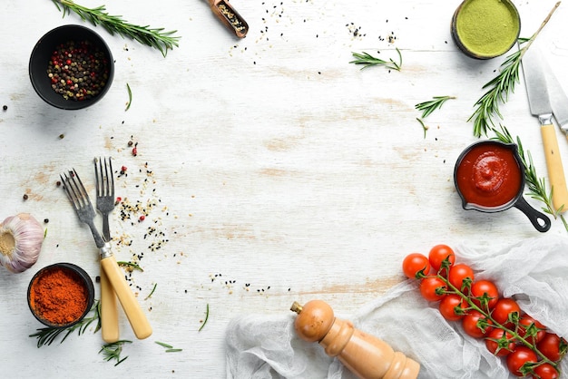 Фото Белый фон приготовления пищи овощи и специи на белом столе вид сверху свободное место для текста