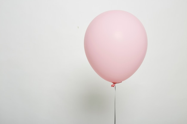 Photo white balloon floating on white