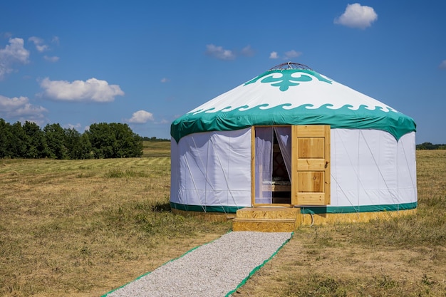 Photo white bashkir yurt stands in the open air in the steppe