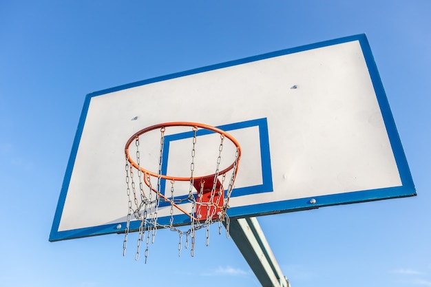 Foto canestro da basket bianco su sfondo blu