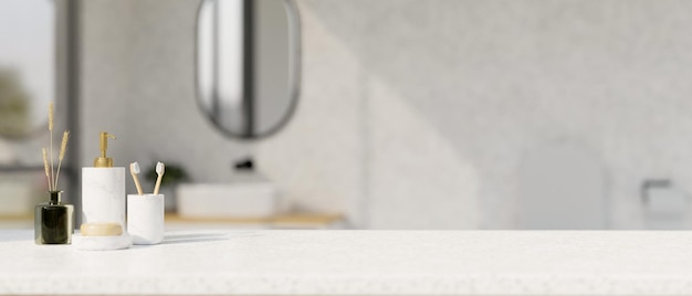 Белая столешница в ванной комнате с набором банных принадлежностей и копией пространства на размытом фоне ванной комнаты
