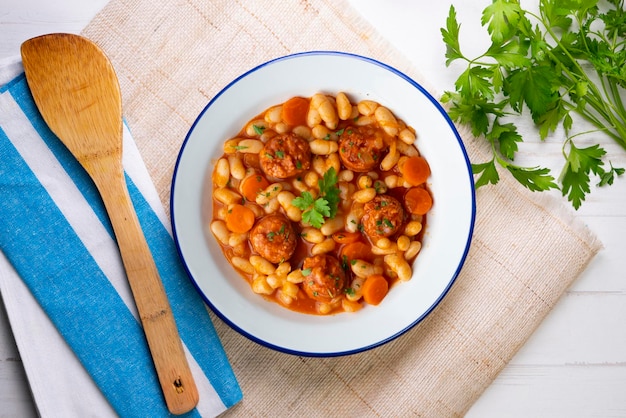 Foto spezzatino di fagioli bianchi con chorizo piatto tradizionale della gastronomia spagnola delle asturie