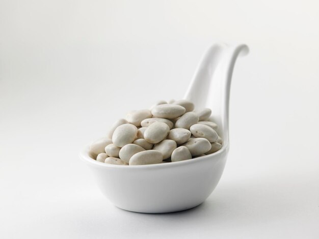 白い皿に白い豆を