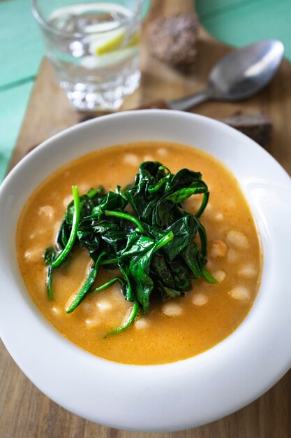 ほうれん草の白豆豆類と野菜ビーガンタンパク質を使った健康的な料理植物ベースの食品