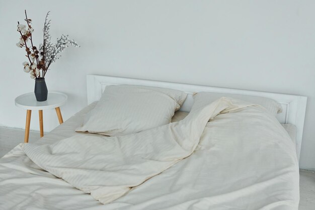 Letto bianco interni e design di una bella camera da letto moderna durante il giorno