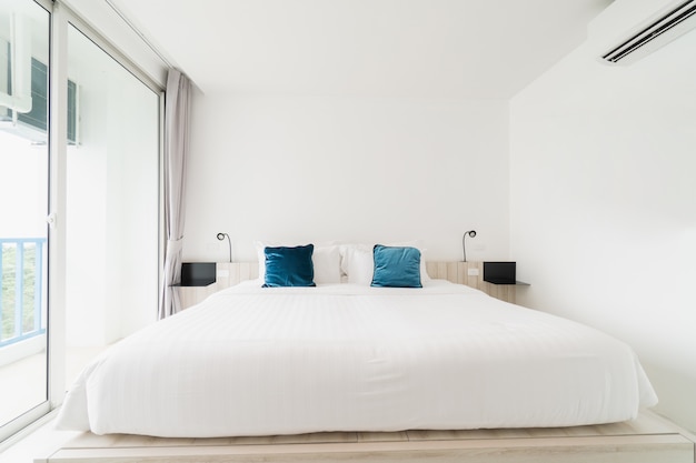 Photo a white bedroom with a wooden bed, bed linen and a pillow with white cloak.