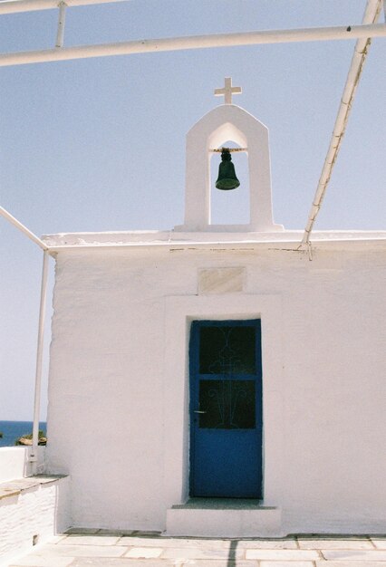 Foto il campanile bianco contro il cielo blu