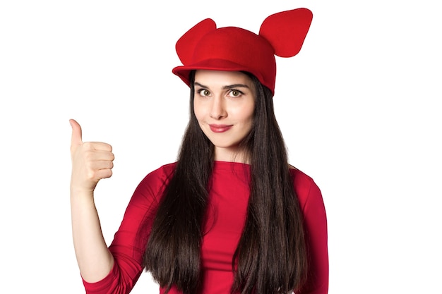 Foto bella giovane donna dai capelli nera bianca con il cappello ed il pollice delle orecchie del mouse su.