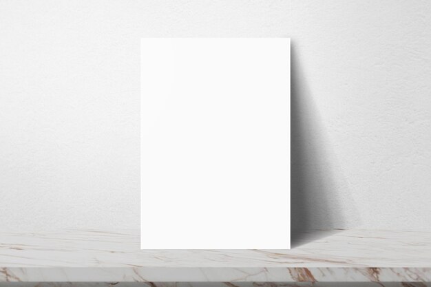 Foto formato carta a4 bianco vuoto sul podio di marmo