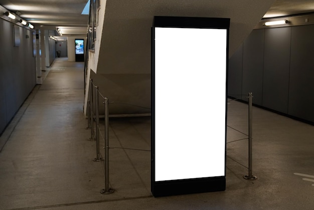 Белый пустой рекламный щит в помещении с пустым макетом места для рекламы