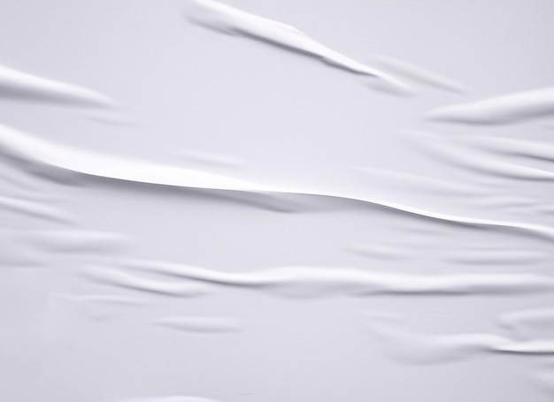 Белый пустой скомканный и смятый бумажный плакат текстуры фона