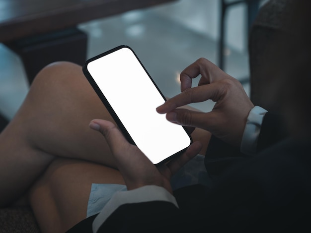 Schermo dello smartphone mobile vuoto bianco tenuto da un uomo d'affari che utilizza il tocco delle dita e pizzica per ingrandire o rimpicciolire il concetto digitale e di comunicazione del display mano che ingrandisce lo schermo della cella