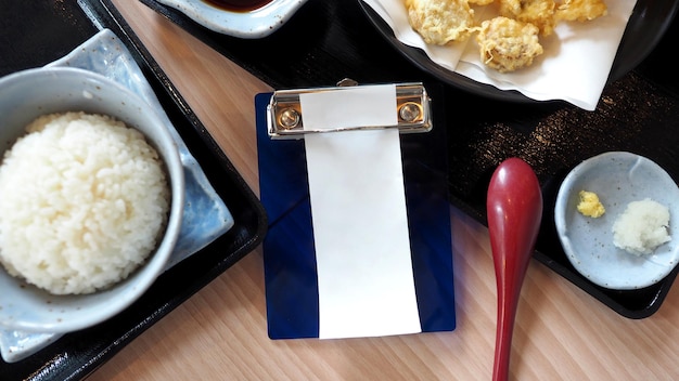 일본 레스토랑 탁상 보기 각도에서 지불 및 음식에 대한 흰색 빈 영수증 용지 청구서