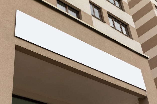 Photo white blank space copyspace on beige apartment building facade