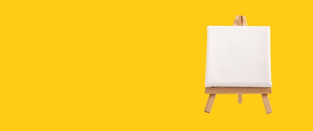 Белый пустой квадратный холст макет на деревянном мольберте Художественная творческая студия баннер рекламный фон