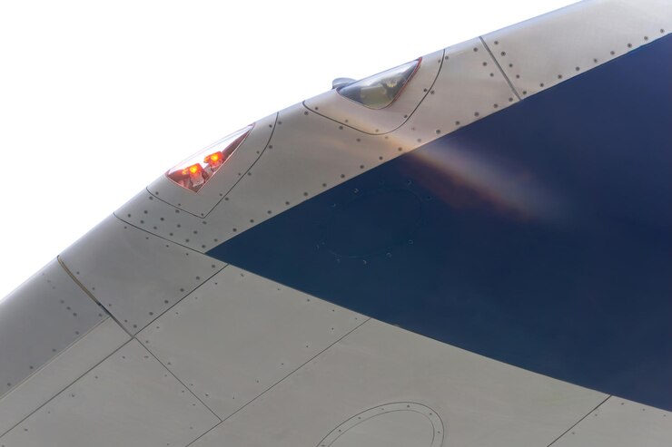 Photo white and blue airplane wing with signal lights