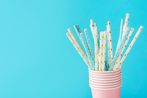 White and blue paper straws and pink cups