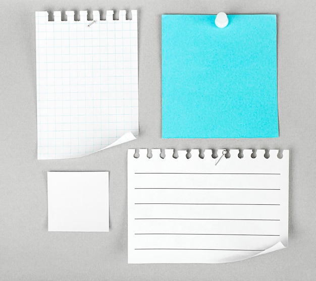 Photo white and blue sheets of paper on a gray wall