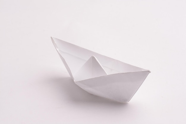 Белая лодочка в технике оригами.