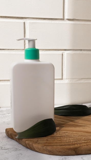 Foto bottiglia bianca con prodotto cosmetico biologico per home spa con ingredienti naturali