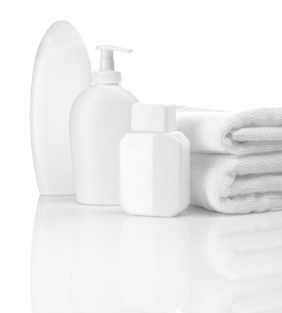 Bottiglie e asciugamani bianchi